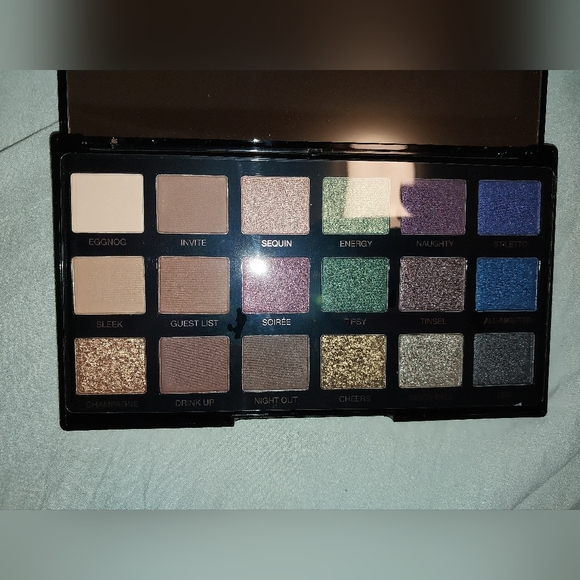 NEW L.A. Girl Holidaze eyeshadow palette - Picture 4 of 5